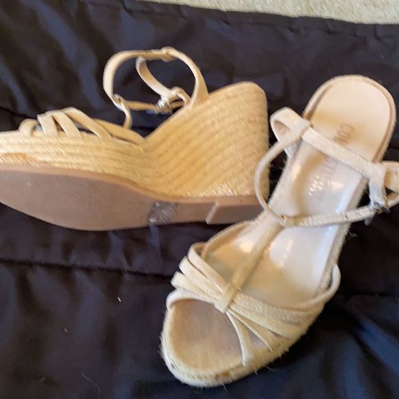 Size 6 M wedged Heels Color: tan - Picture 4 of 9